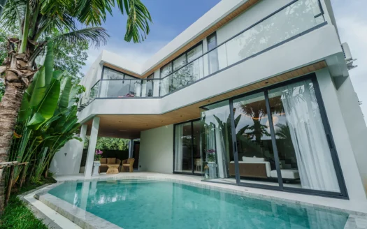 наружный вид современной виллы с панорамными стеклянными стенами и бассейном