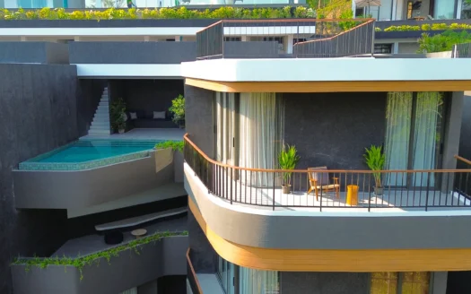 Изогнутый балкон с стеклянными дверями над бассейном