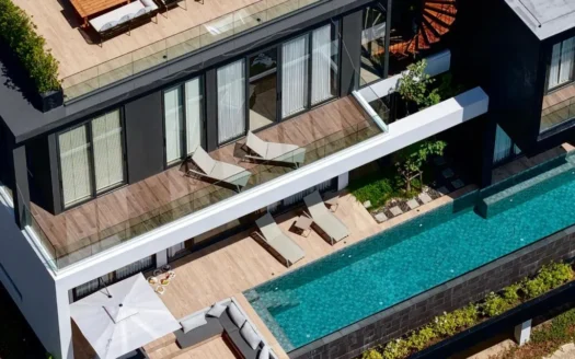 Аэрофотосъемка современной террасы с стеклянными перилами и бассейном