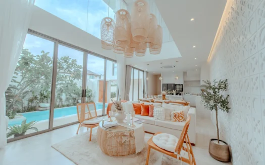 Яркая гостиная с белым диваном и оранжевыми подушками