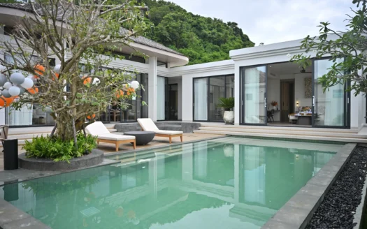 Уличный бассейн с белыми лежаками, шарами и террасой