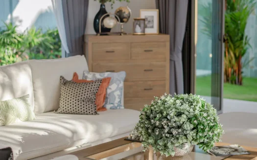 Яркая гостиная с белым диваном и стеклянным кофейным столиком