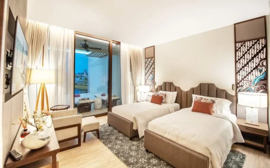 Две односпальные кровати в светлой гостиничной комнате с балконом