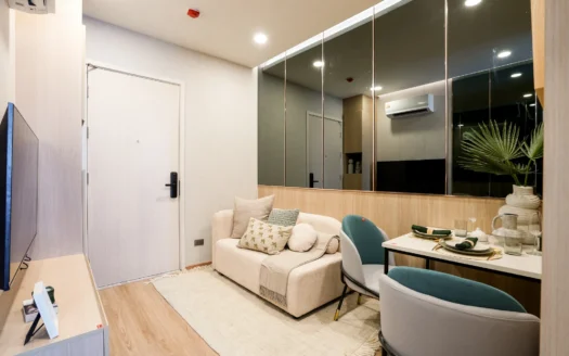 Современная гостиная с бежевым диваном, бирюзовыми креслами и зеркальными панелями