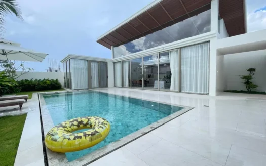 Современная вилла у бассейна с стеклянными стенами и белыми плитами