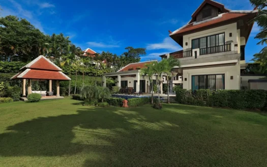 Уличный бассейн и сад с беседкой и современным особняком