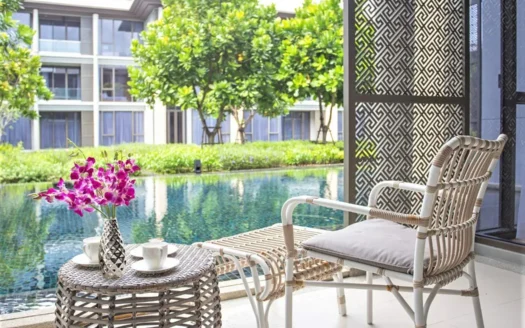 Террасная зона отдыха у бассейна с плетёной мебелью и розовыми орхидеями