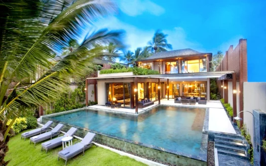 Современная вилла с большим бассейном, стеклянной террасой и пальмами