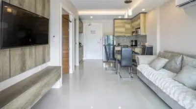 Гостиная с настенным телевизором и диваном в открытой планировке