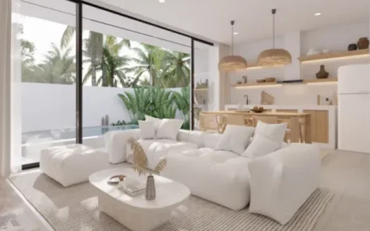 Яркая современная гостиная с белыми диванами и большими стеклянными дверями