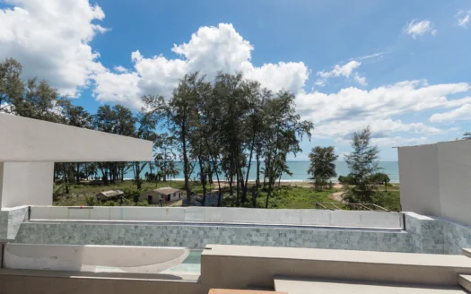 Вид на океан с террасы с бассейном и высокими деревьями