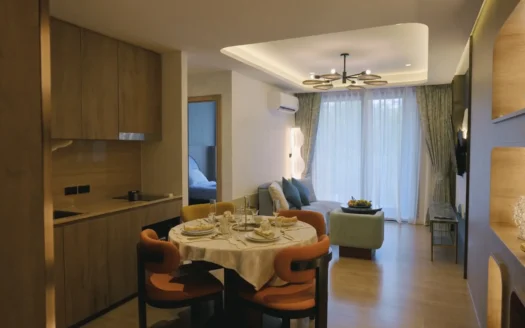 Открытая кухня-столовая-гостиная с оранжевыми стульями