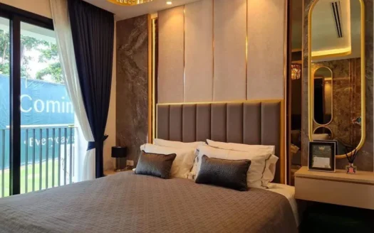 Роскошная спальня с пуговичным изголовьем и золотыми акцентами