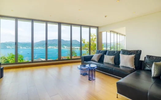 Яркая гостиная с панорамными окнами и видом на море