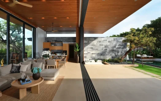 Гостиная с открытым планом, стеклянные стены, вид на бассейн