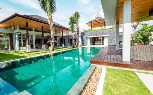 Солнечная вилла на открытом воздухе, бирюзовый бассейн, настил и пальмы