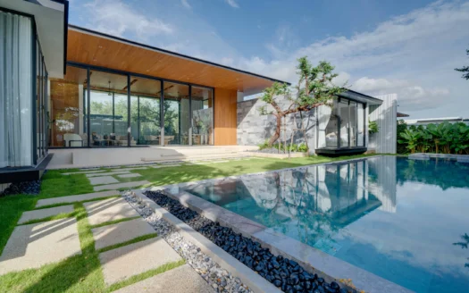 Современный дом с панорамными стеклянными стенами у прямоугольного бассейна