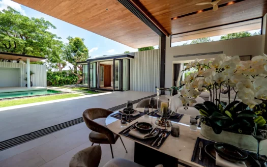 Обеденный стол на крытой террасе с видом на бассейн