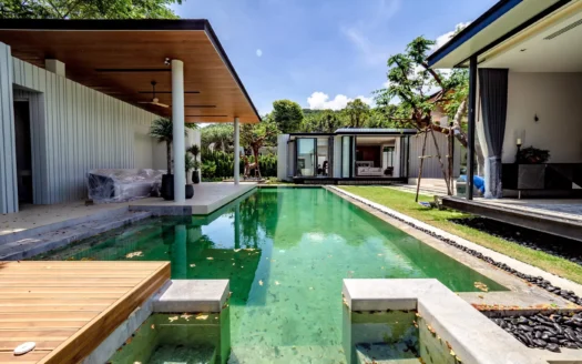 Современная вилла с прямоугольным бассейном и тенистой уличной зоной отдыха