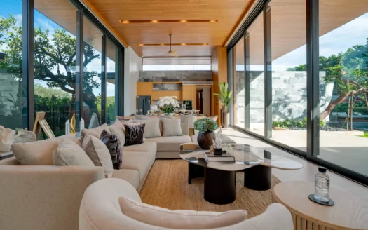 Гостиная с бежевым секционным диваном и стеклянными стенами