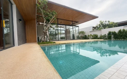 Современный фасад дома с бирюзовым бассейном и деревянным навесом