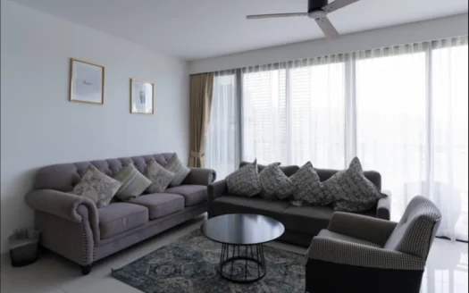 Яркая гостиная с двумя диванами и круглым кофейным столиком