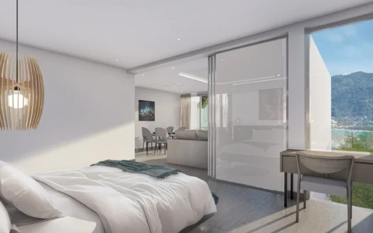 Светлая спальня со стеклянной перегородкой и видом на море