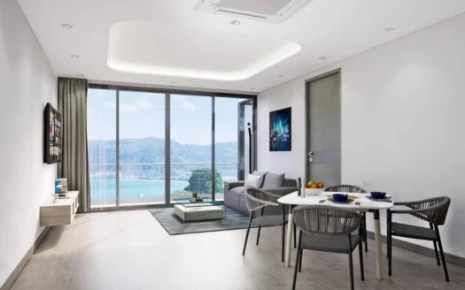 Светлая гостиная с видом на море через стеклянные двери