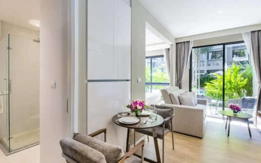 Яркая гостиная с дверями на балкон, диван и цветы