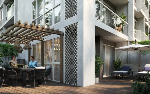 Уличная терраса для обеда, двое людей за столом под гирляндами огней