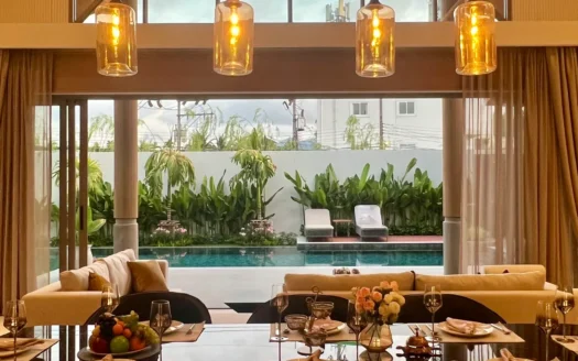 Внутренняя столовая с стеклянной стеной, выход к бассейну и саду на закате