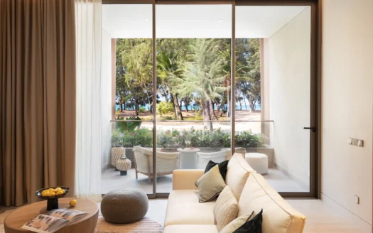 Гостиная с бежевым диваном и большими стеклянными дверями на балкон