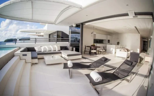 Открытая терраса с угловым диваном и видом на бассейн