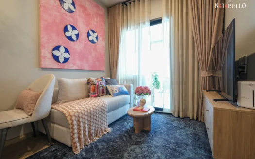 Гостиная с розовой стеной и абстрактной картиной над диваном