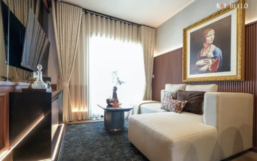 Яркая гостиная с бежевым диваном и большой картиной