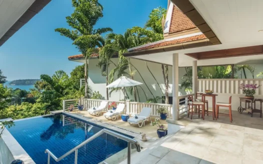 Уличная веранда виллы с бассейном и пальмами у моря