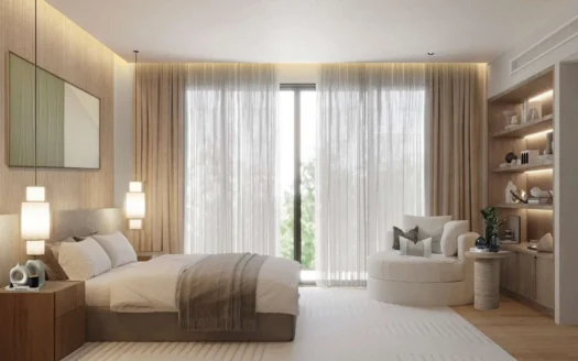 Спальня с бежевыми стенами, большим окном и полупрозрачными занавесками