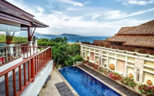 Уличная вилла с бассейном на террасе и видом на океан