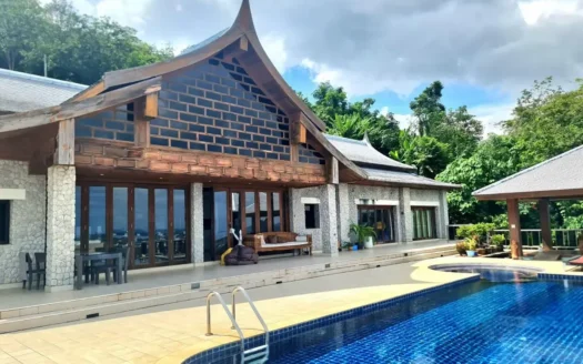 Тропическая вилла с голубым бассейном и изогнутой деревянной крышей