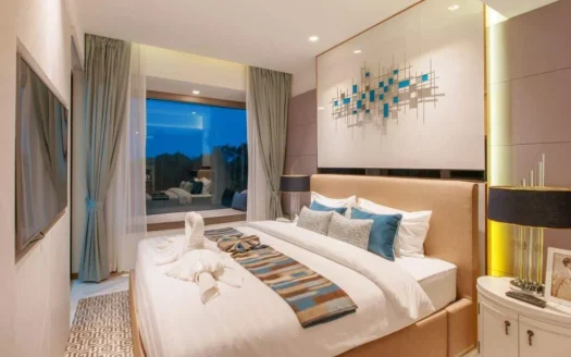 Роскошная гостиничная спальня с большой кроватью и лебединым полотенцем