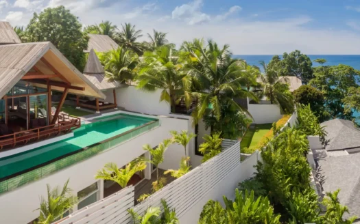 Террасная вилла с кровлей из соломы и бирюзовым бассейном, вид на океан