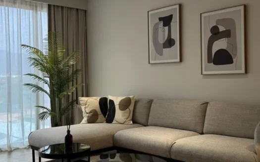 Бежевый угловой диван в светлой гостиной