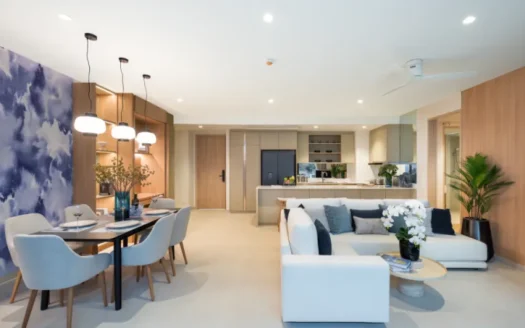 Открытая гостиная и столовая, белый диван и сине-облачная стена