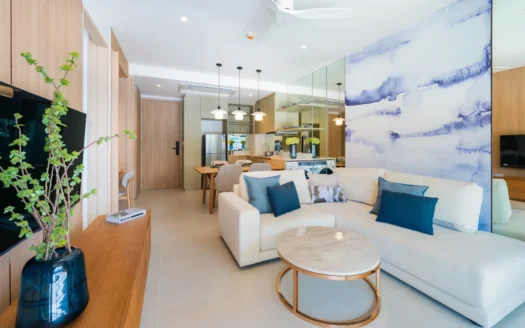 Светлая гостиная с белым угловым диваном и мраморным кофейным столиком