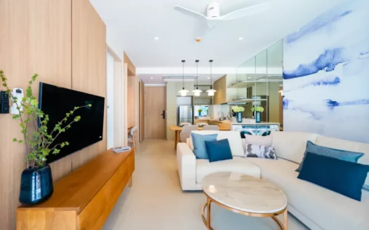 Яркая гостиная с белым диваном и синими подушками.