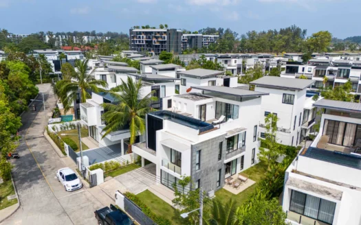 Воздушный вид на белые современные дома с пальмами