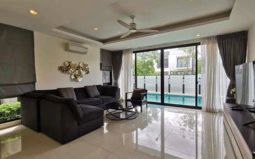 Светлая гостиная с серым диваном у стеклянных дверей к бассейну