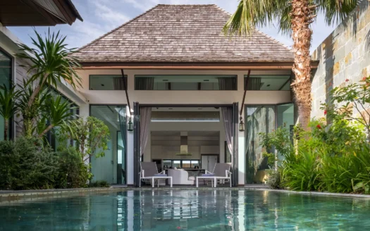 Открытая гостиная с видом на бассейн и пальмы