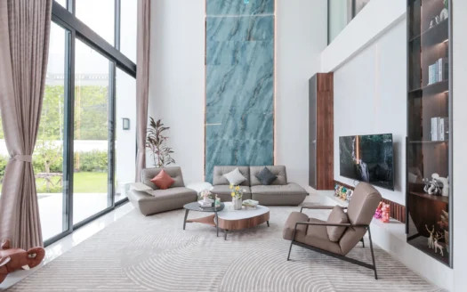 Высокая синяя мраморная стена как центральный элемент светлой гостиной