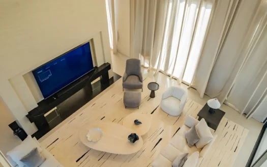 Яркая гостиная с белыми диванами, серыми креслами и высокими занавесками